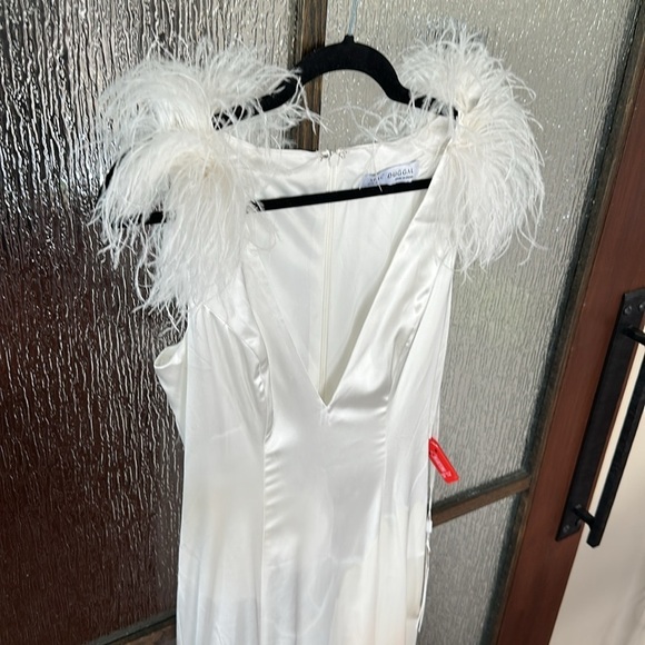 Mac Duggal
Feather Shoulder V-Neck Column Gown size 6 white NWT - Picture 9 of 15
